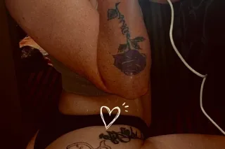 Luxury Natural Redhead Mom-to-... - Image 2