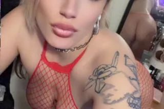 🫦 😉“Darlin’, Saturdays Are My Specialty.Long hair, thick thighs, and a smile that knows secrets 😉💋 - Image 5